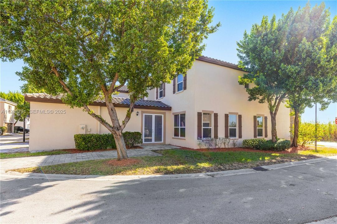 For Sale: $585,000 (4 beds, 3 baths, 1930 Square Feet)