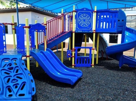 For Sale: $585,000 (4 beds, 3 baths, 1930 Square Feet)