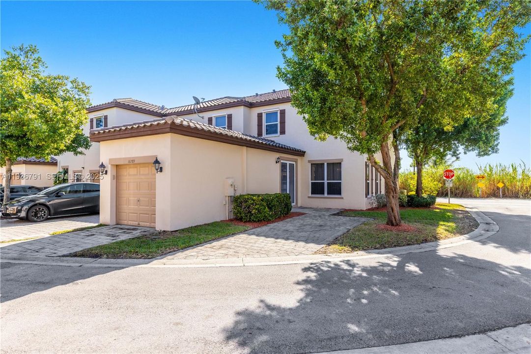 For Sale: $585,000 (4 beds, 3 baths, 1930 Square Feet)