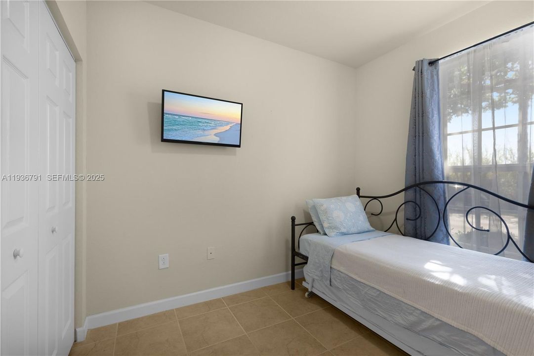 For Sale: $585,000 (4 beds, 3 baths, 1930 Square Feet)