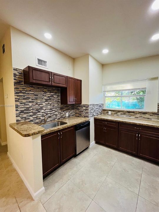 В аренду: $2,850 (3 спален, 2 ванн, 1109 Квадратных фут)