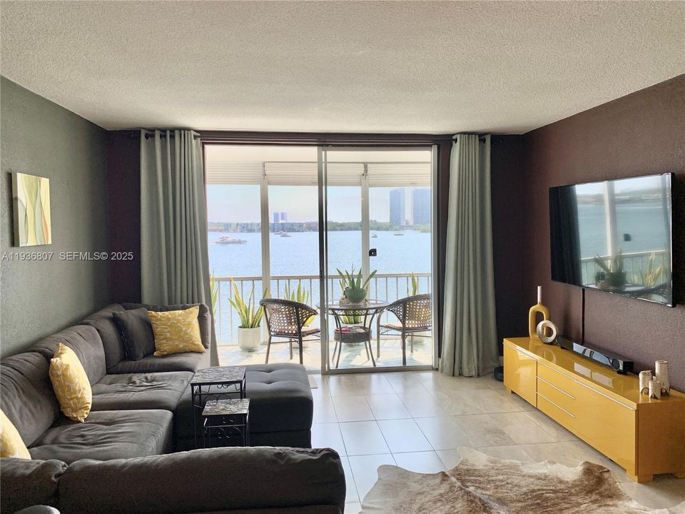 For Rent: $1,850 (1 beds, 1 baths, 768 Square Feet)