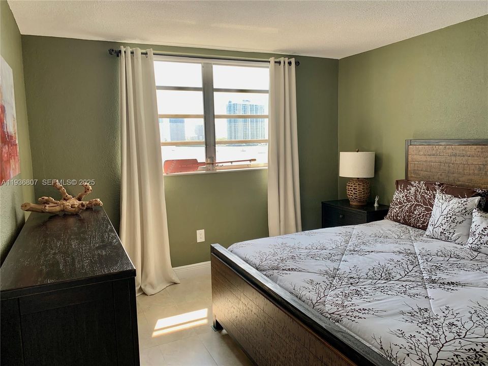 For Rent: $1,850 (1 beds, 1 baths, 768 Square Feet)