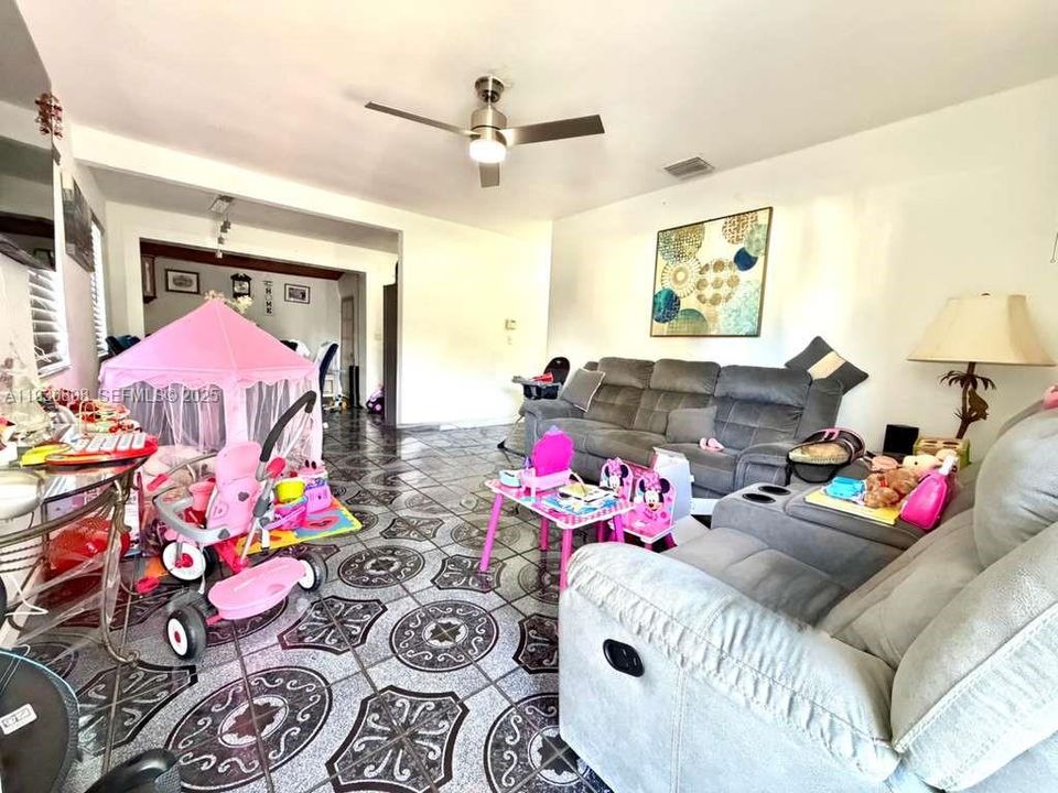 На продажу: $419,900 (3 спален, 2 ванн, 1106 Квадратных фут)