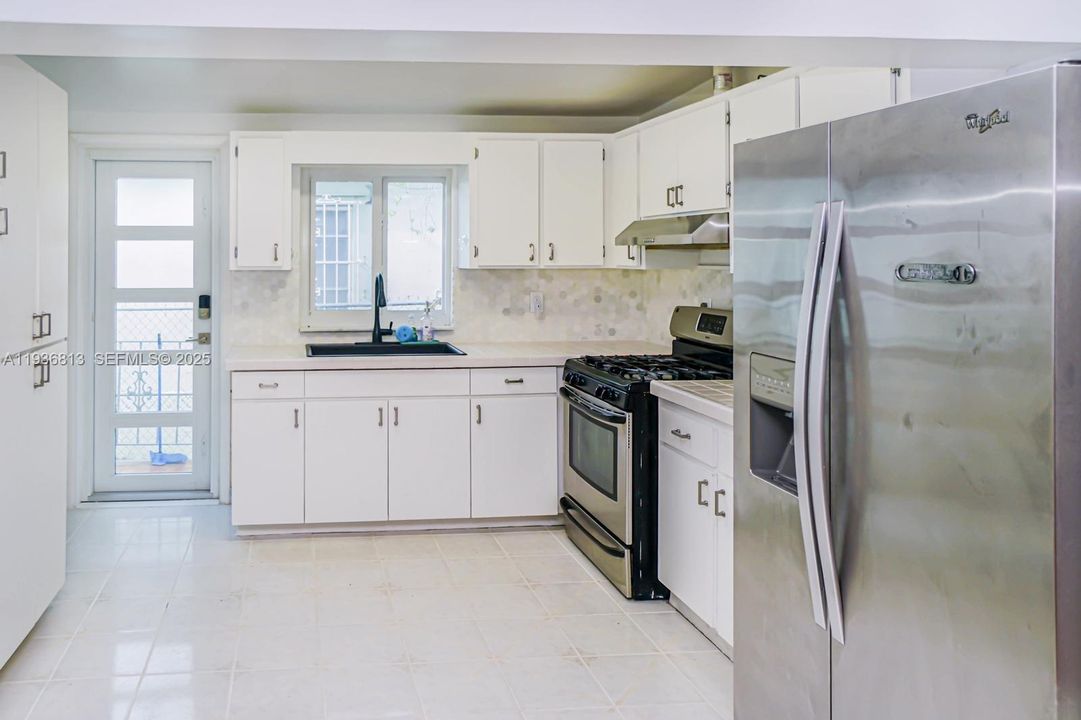 В аренду: $1,700 (2 спален, 1 ванн, 780 Квадратных фут)