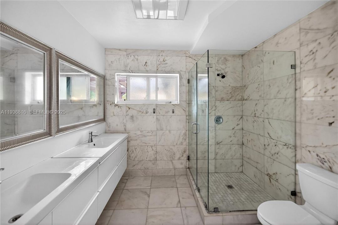 En Renta: $9,000 (4 camas, 3 baños, 2680 Pies cuadrados)