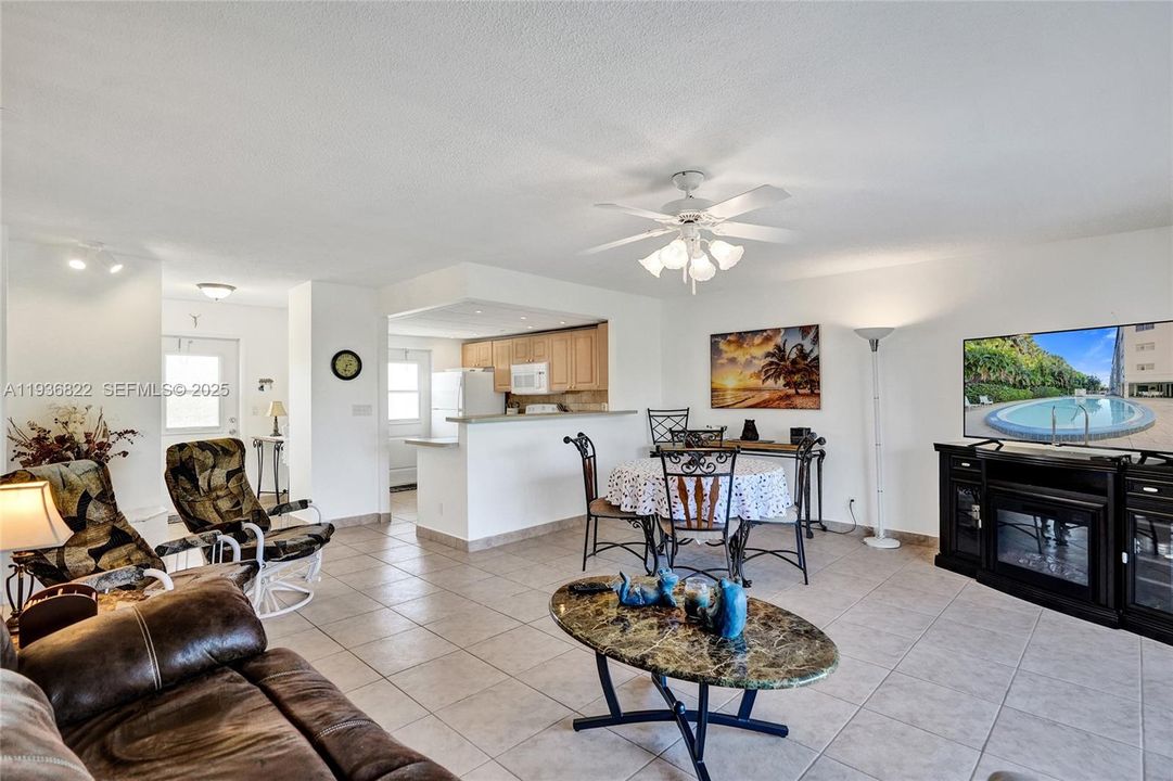 For Sale: $219,000 (2 beds, 2 baths, 1100 Square Feet)