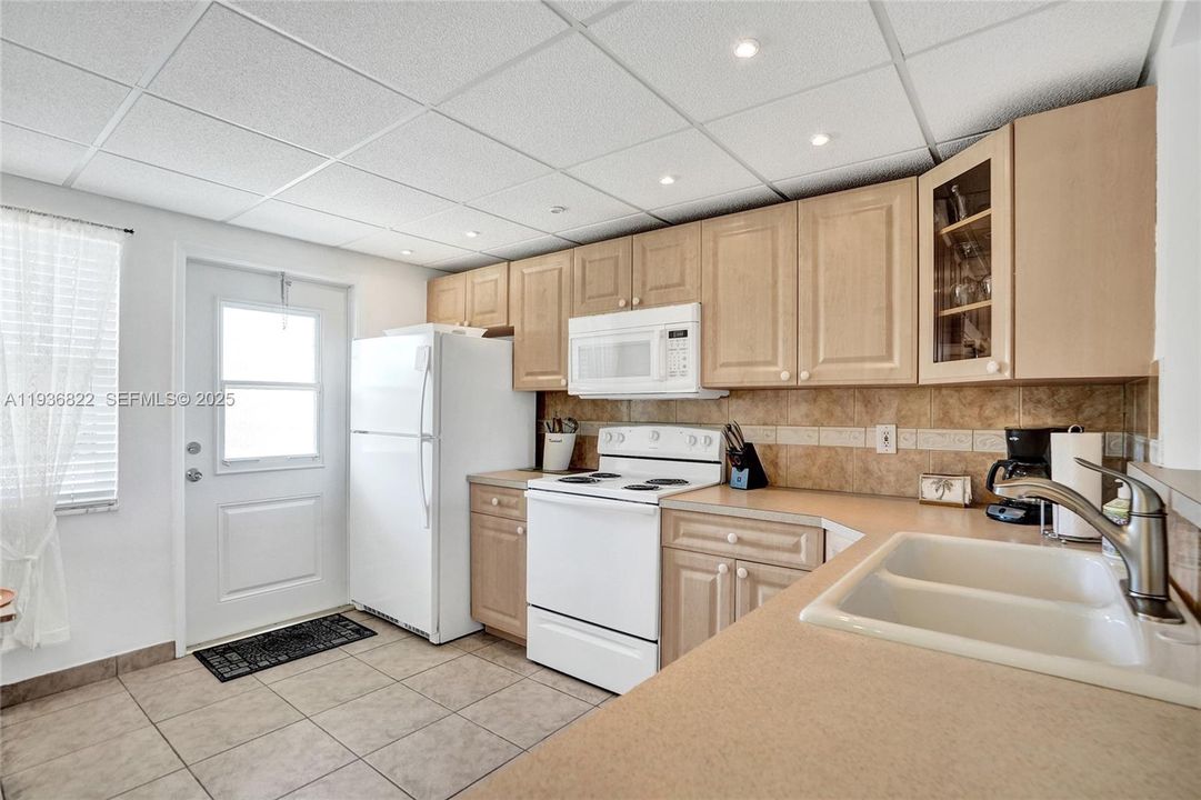 For Sale: $219,000 (2 beds, 2 baths, 1100 Square Feet)