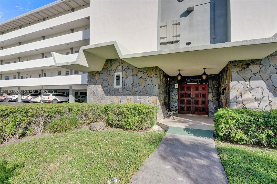 For Sale: $219,000 (2 beds, 2 baths, 1100 Square Feet)