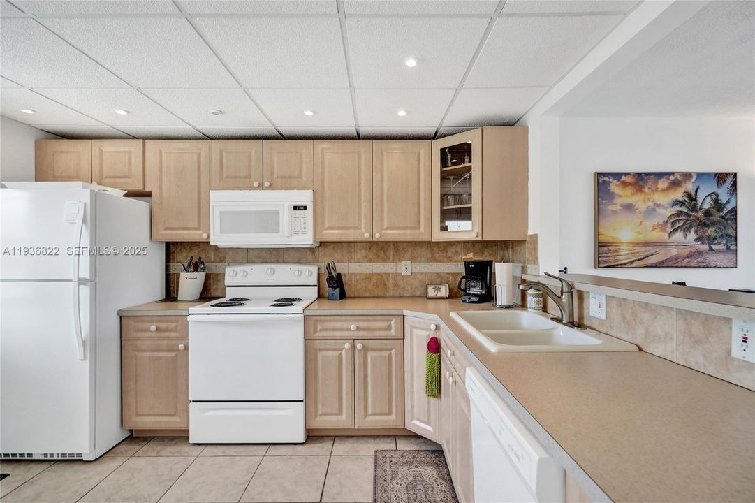 For Sale: $219,000 (2 beds, 2 baths, 1100 Square Feet)