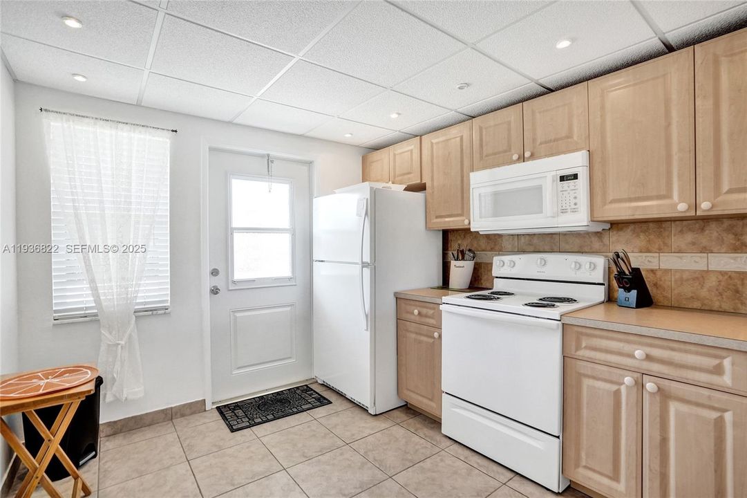 For Sale: $219,000 (2 beds, 2 baths, 1100 Square Feet)