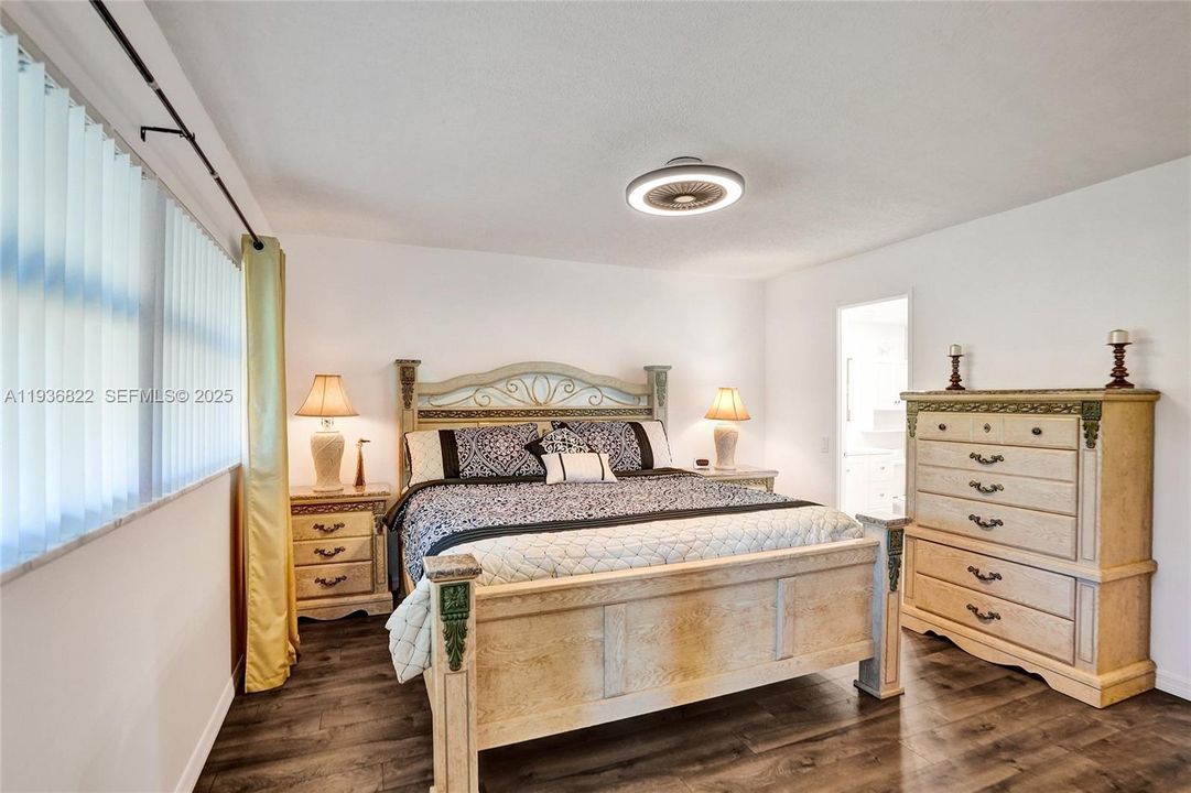 For Sale: $219,000 (2 beds, 2 baths, 1100 Square Feet)