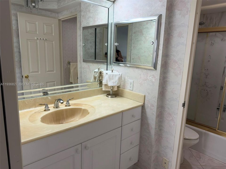 For Sale: $519,000 (2 beds, 2 baths, 1205 Square Feet)