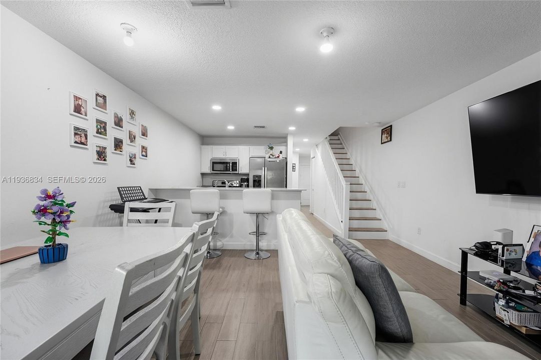 En Venta: $373,500 (3 camas, 3 baños, 1311 Pies cuadrados)
