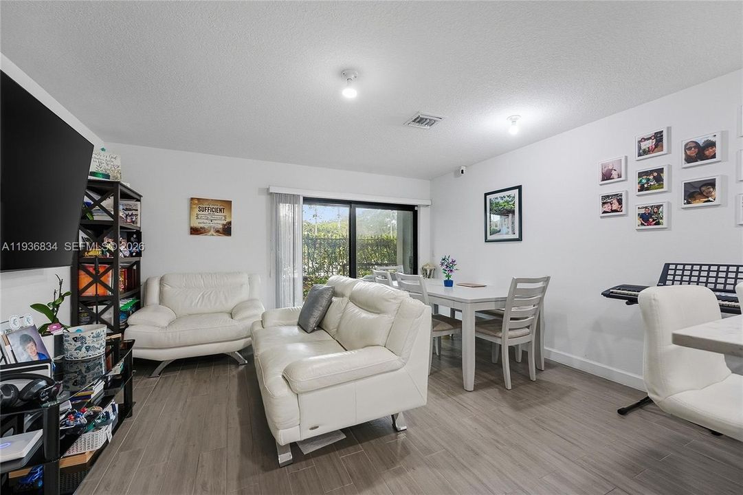 En Venta: $373,500 (3 camas, 3 baños, 1311 Pies cuadrados)