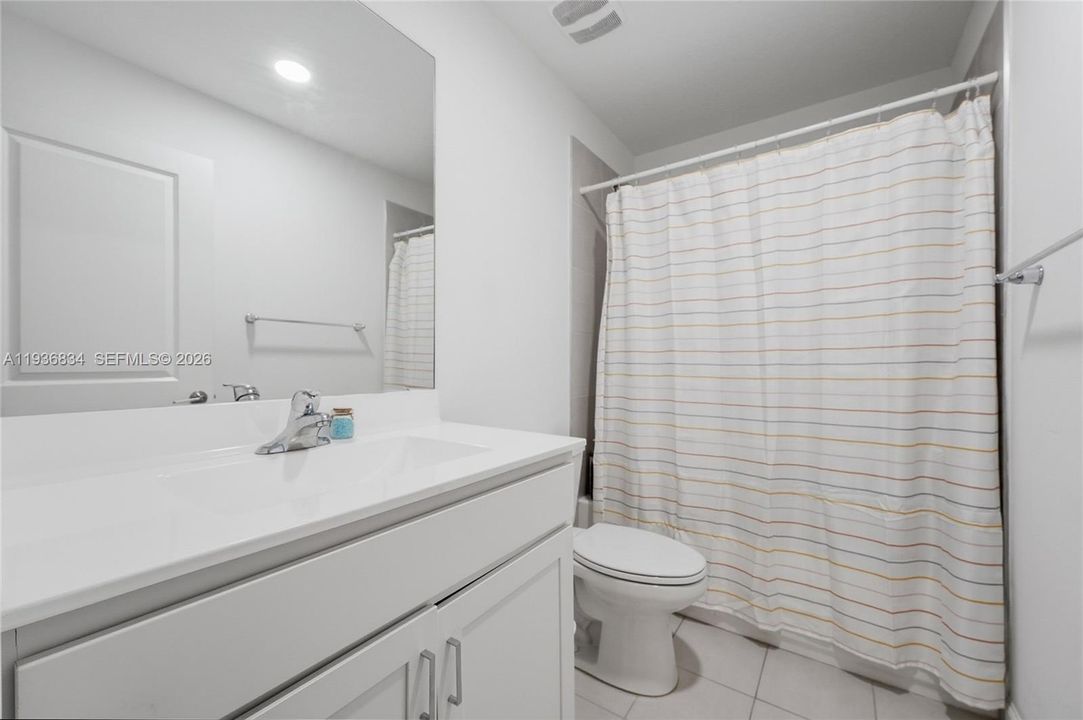 En Venta: $373,500 (3 camas, 3 baños, 1311 Pies cuadrados)