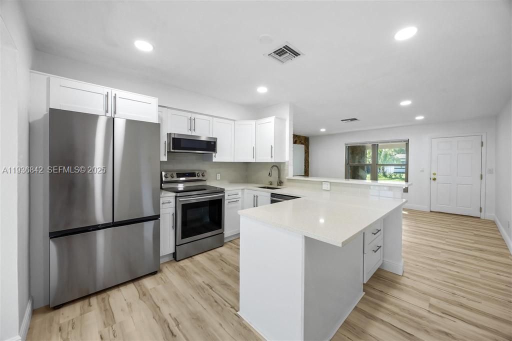 For Sale: $559,999 (3 beds, 2 baths, 1213 Square Feet)