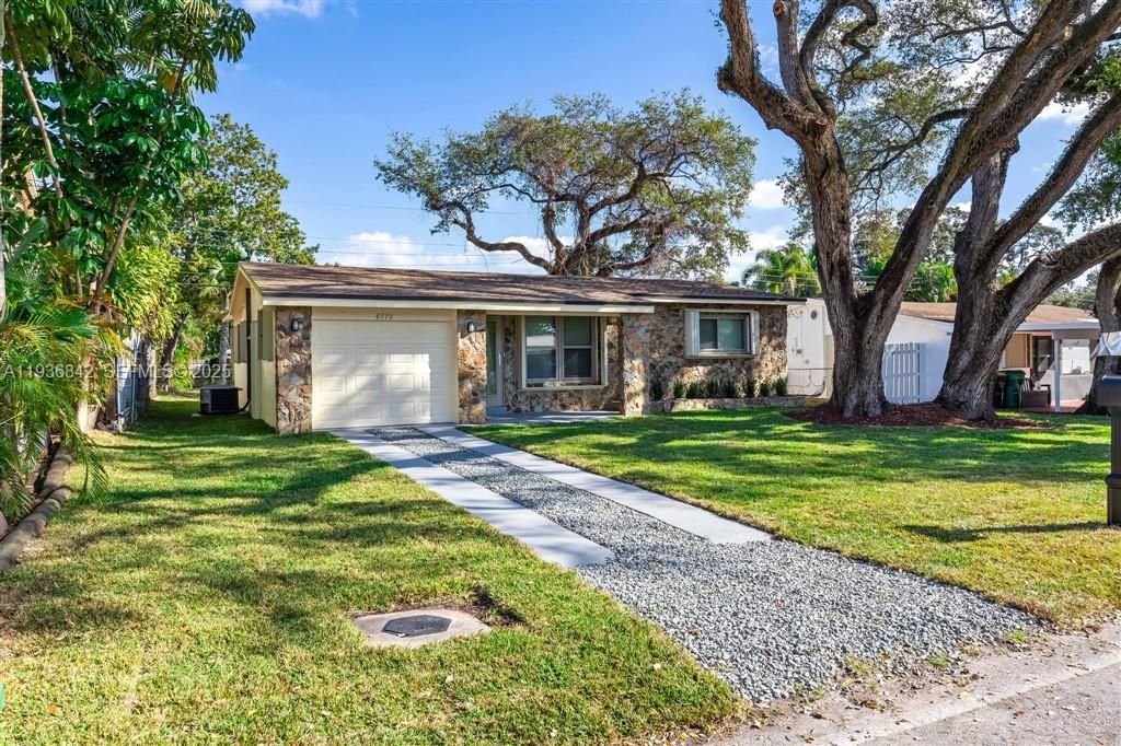 For Sale: $559,999 (3 beds, 2 baths, 1213 Square Feet)