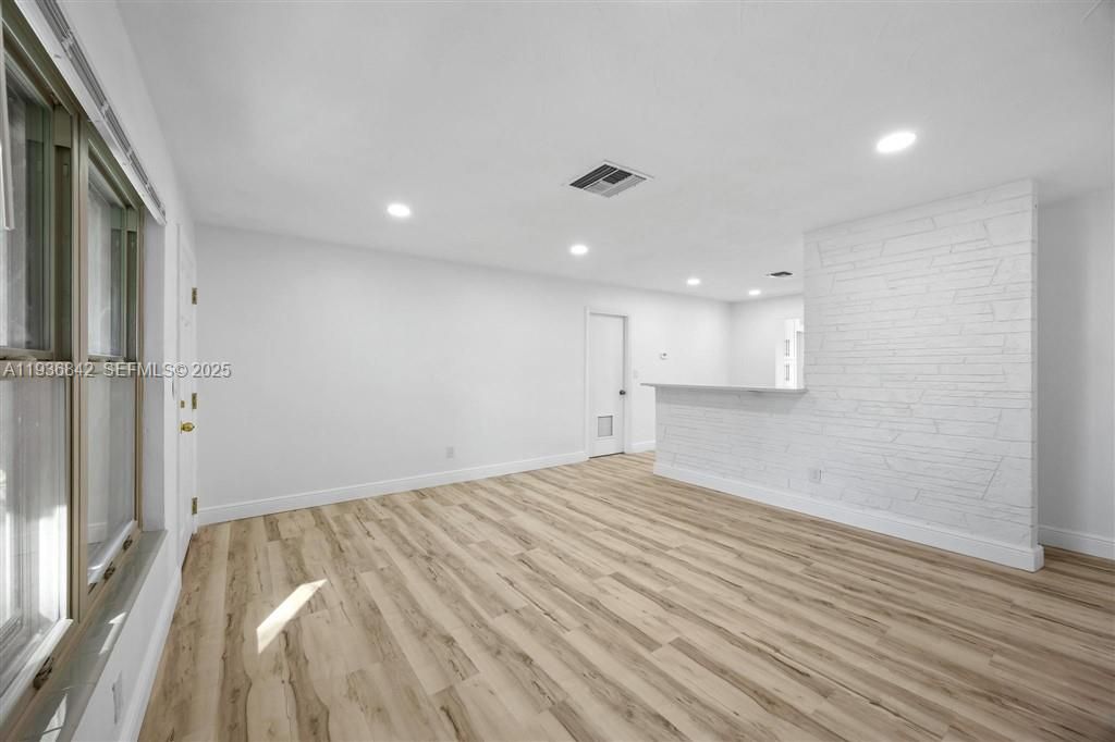 For Sale: $559,999 (3 beds, 2 baths, 1213 Square Feet)