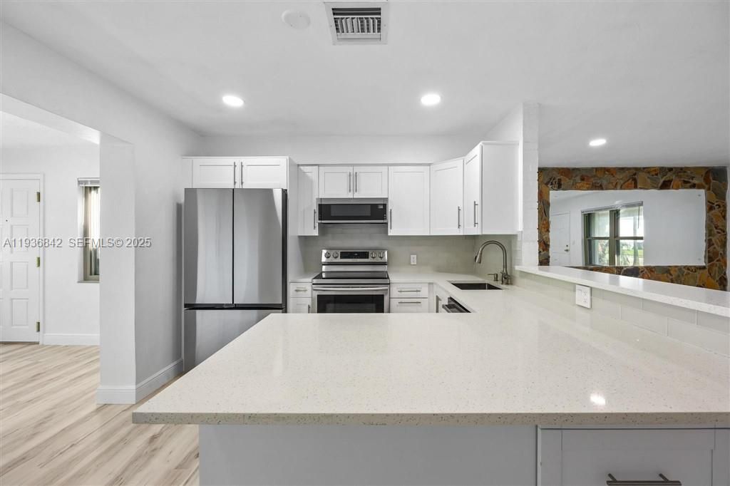 For Sale: $559,999 (3 beds, 2 baths, 1213 Square Feet)