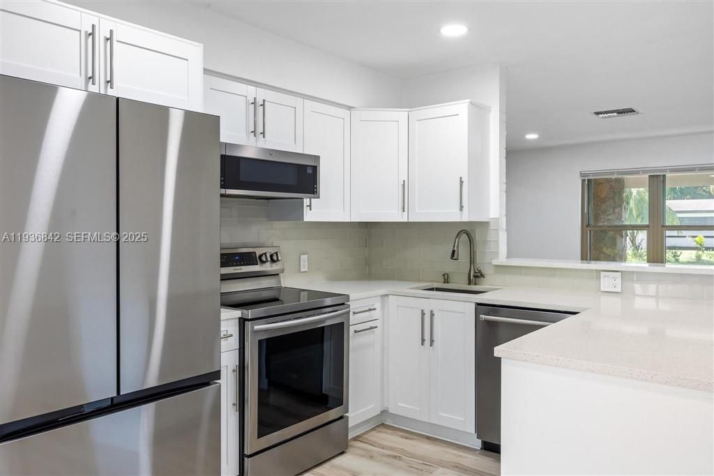 For Sale: $559,999 (3 beds, 2 baths, 1213 Square Feet)