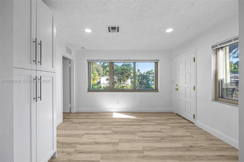 For Sale: $559,999 (3 beds, 2 baths, 1213 Square Feet)