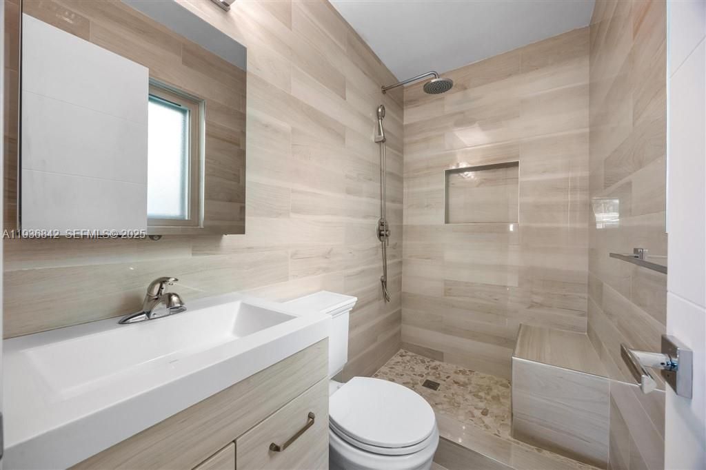 For Sale: $559,999 (3 beds, 2 baths, 1213 Square Feet)