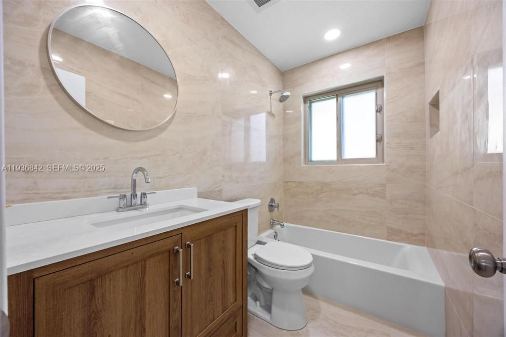 For Sale: $559,999 (3 beds, 2 baths, 1213 Square Feet)