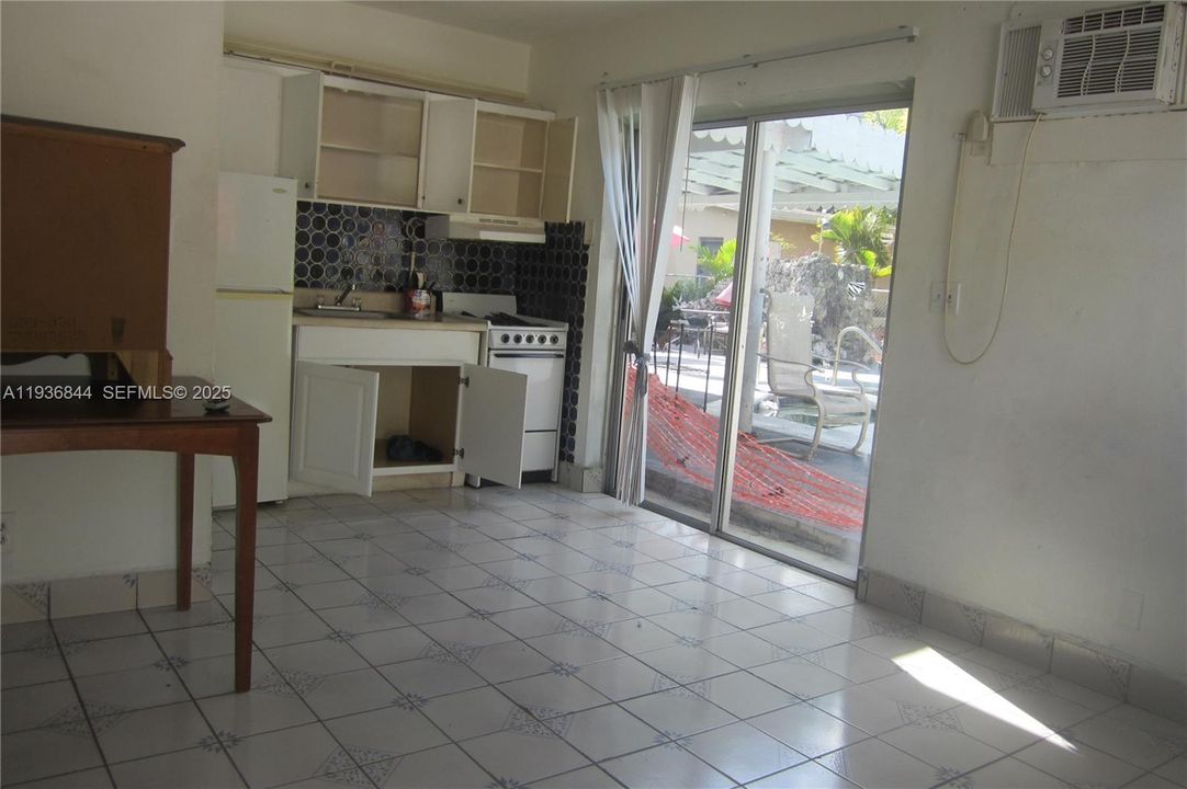 En Renta: $1,300 (0 camas, 1 baños, 2839 Pies cuadrados)