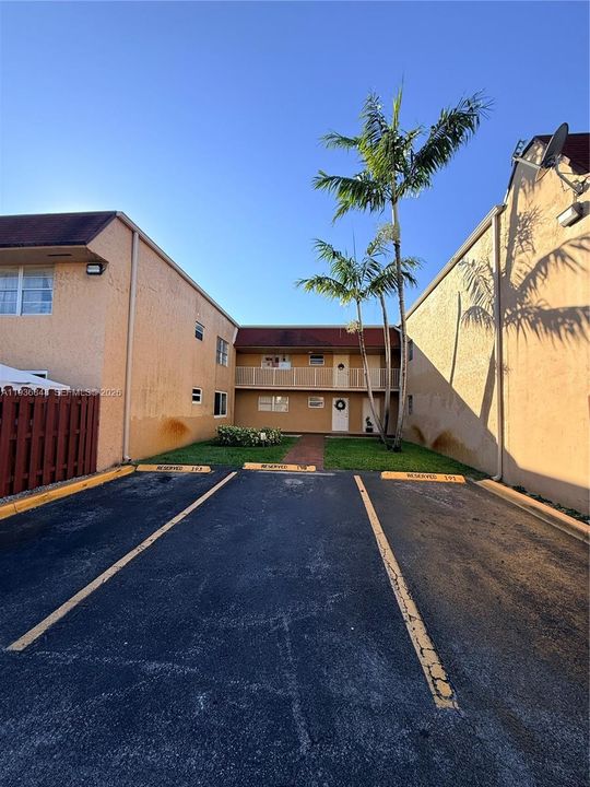 For Sale: $230,000 (1 beds, 1 baths, 755 Square Feet)