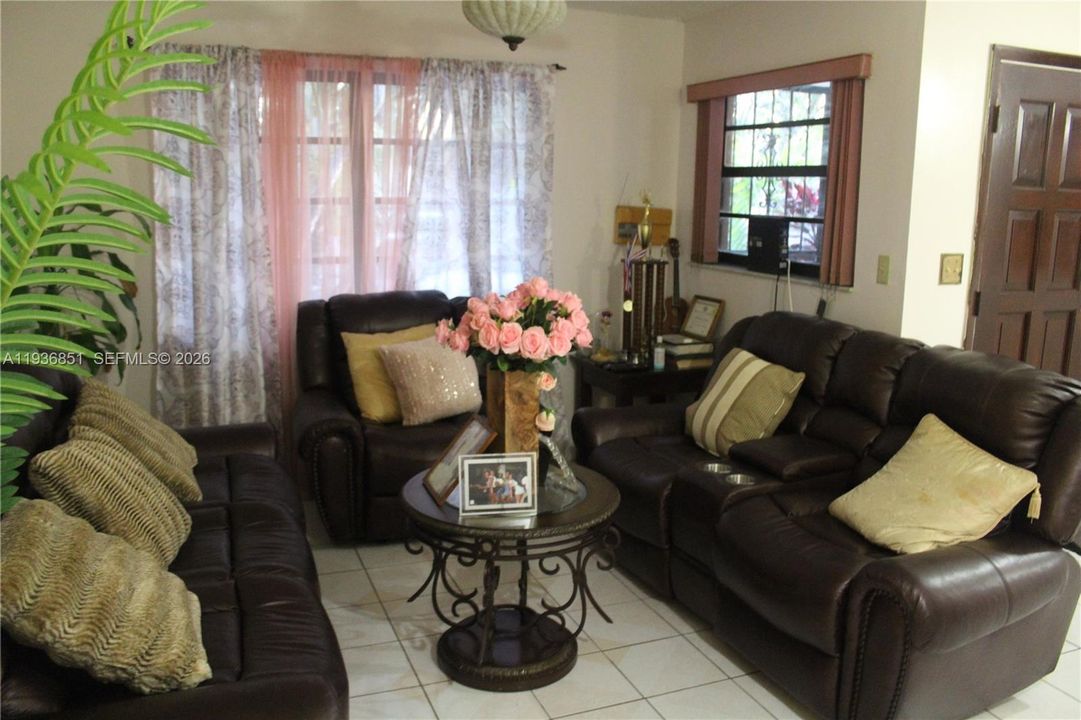 En Venta: $659,999 (3 camas, 2 baños, 1817 Pies cuadrados)