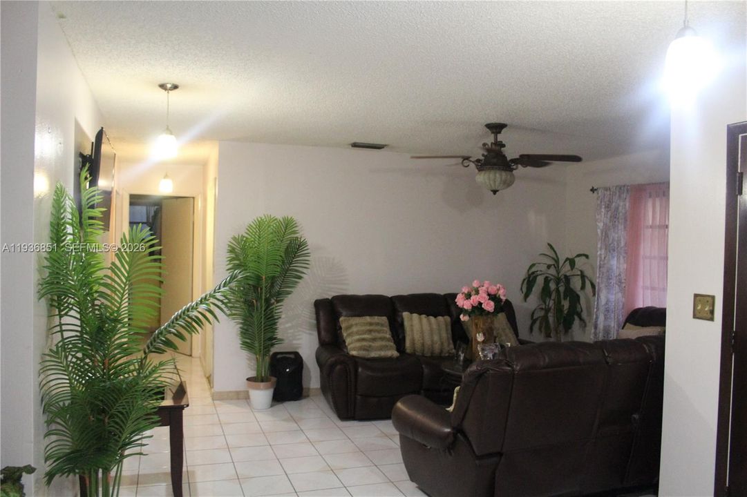 En Venta: $659,999 (3 camas, 2 baños, 1817 Pies cuadrados)