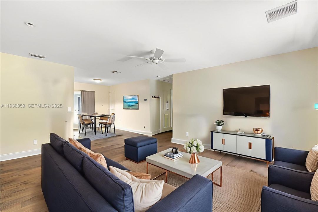 For Sale: $245,000 (2 beds, 2 baths, 1120 Square Feet)