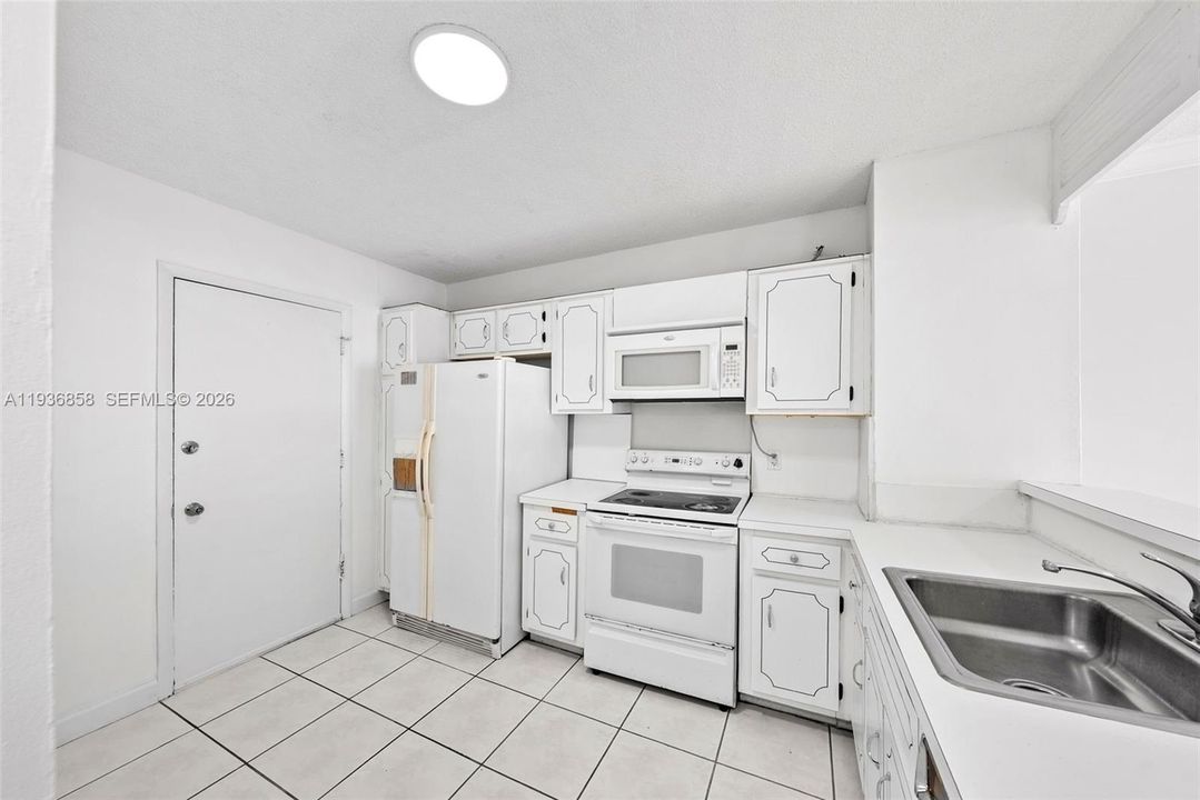 For Sale: $330,000 (2 beds, 2 baths, 1175 Square Feet)