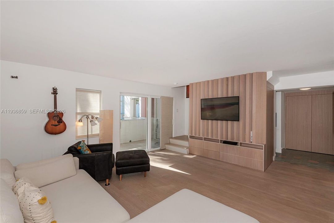 En Venta: $799,000 (3 camas, 3 baños, 1300 Pies cuadrados)