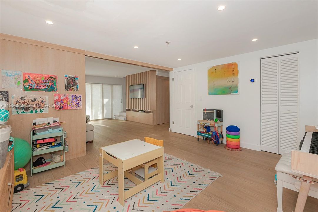 En Venta: $799,000 (3 camas, 3 baños, 1300 Pies cuadrados)