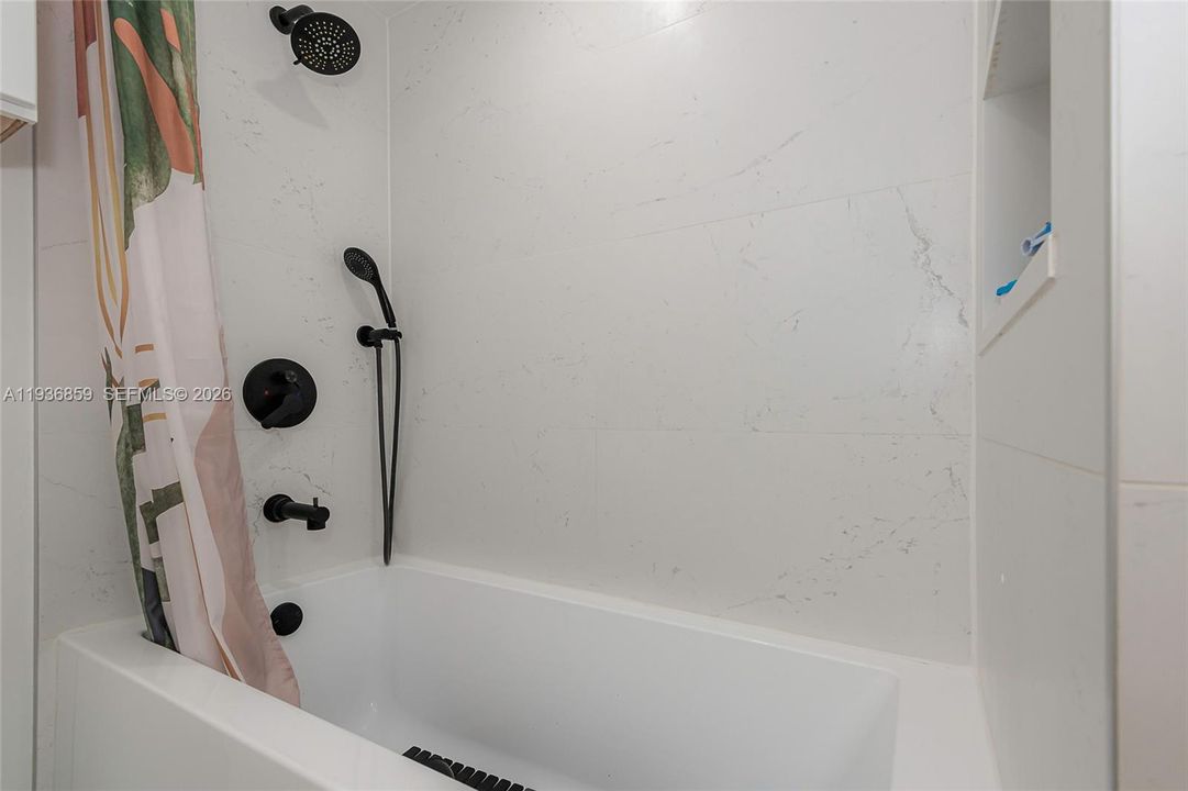 En Venta: $799,000 (3 camas, 3 baños, 1300 Pies cuadrados)