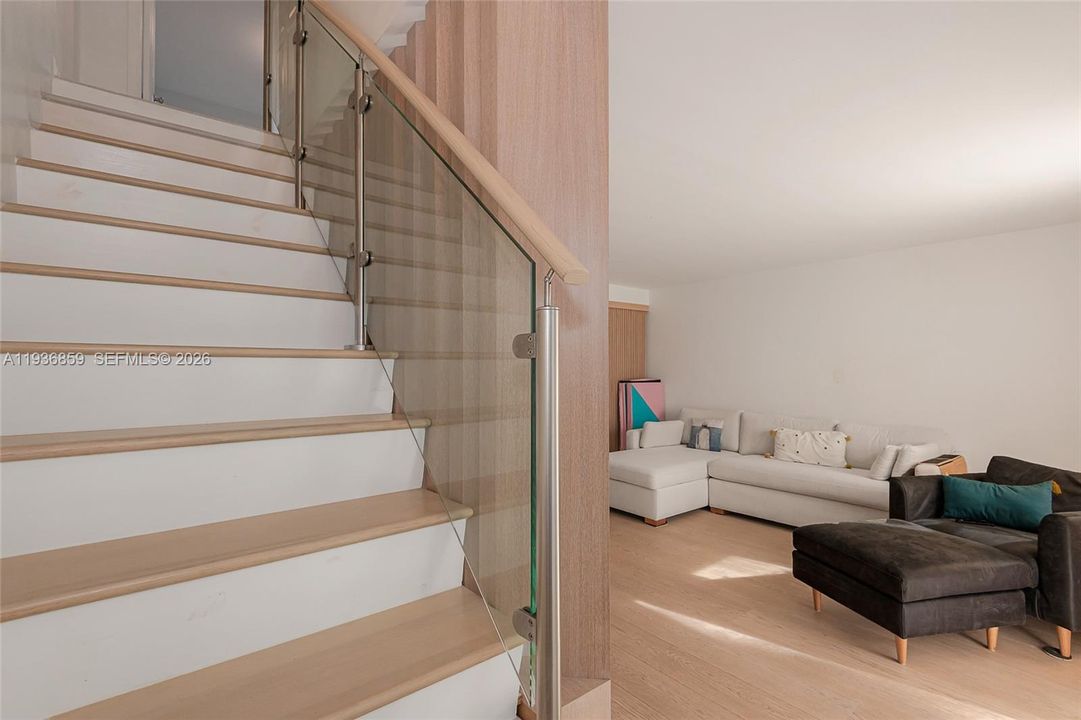 En Venta: $799,000 (3 camas, 3 baños, 1300 Pies cuadrados)