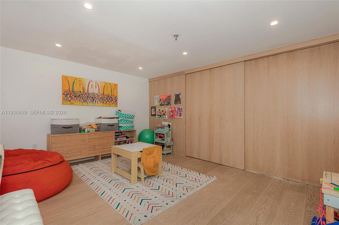 En Venta: $799,000 (3 camas, 3 baños, 1300 Pies cuadrados)