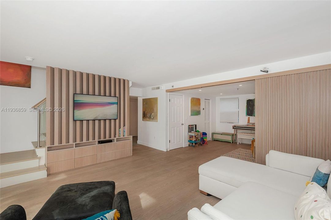 En Venta: $799,000 (3 camas, 3 baños, 1300 Pies cuadrados)