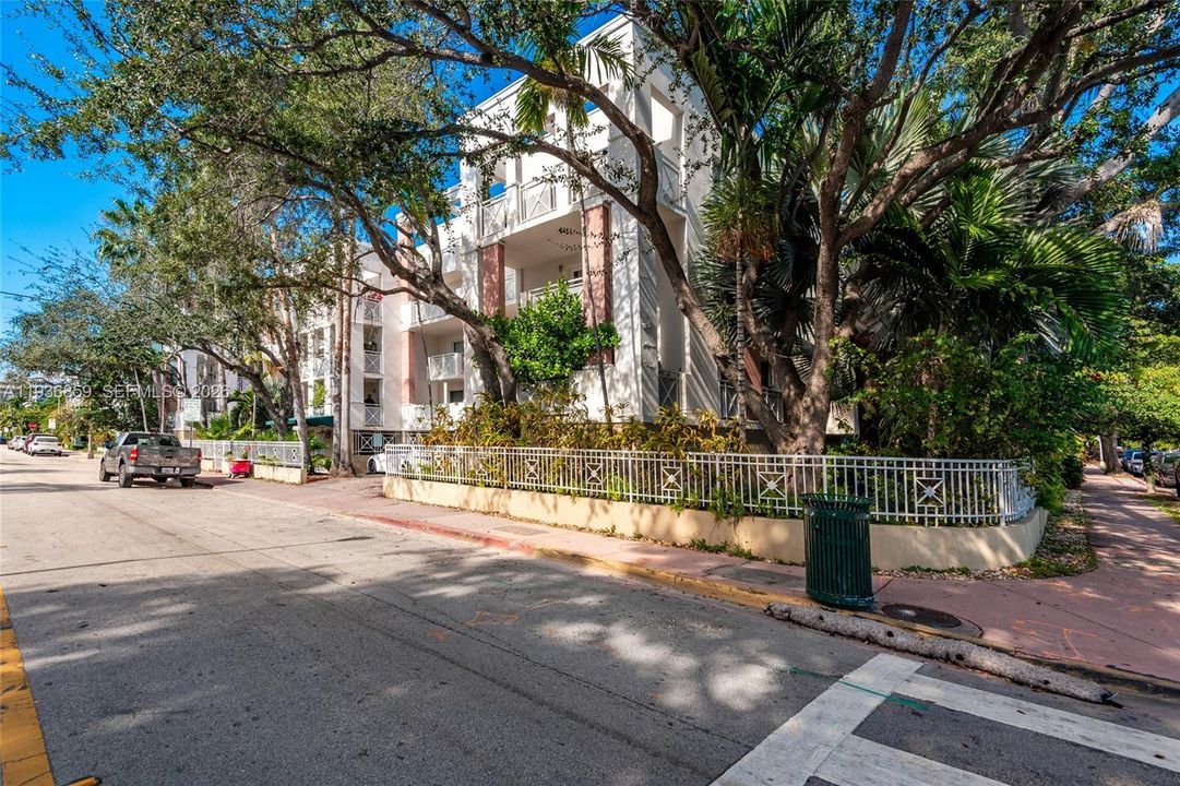 En Venta: $799,000 (3 camas, 3 baños, 1300 Pies cuadrados)