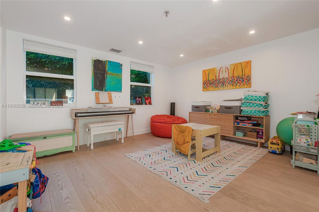 En Venta: $799,000 (3 camas, 3 baños, 1300 Pies cuadrados)