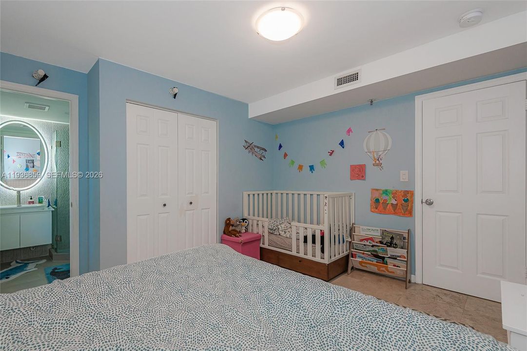 En Venta: $799,000 (3 camas, 3 baños, 1300 Pies cuadrados)