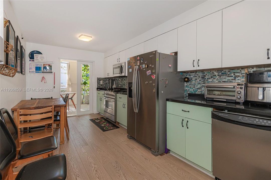 En Venta: $799,000 (3 camas, 3 baños, 1300 Pies cuadrados)