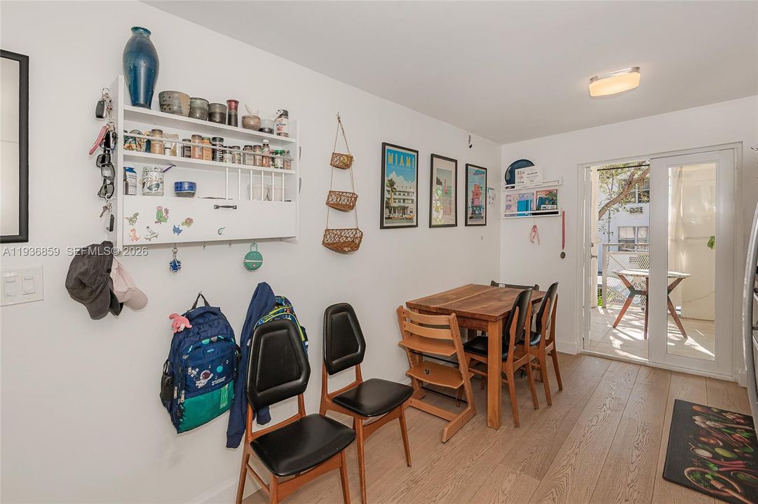 En Venta: $799,000 (3 camas, 3 baños, 1300 Pies cuadrados)