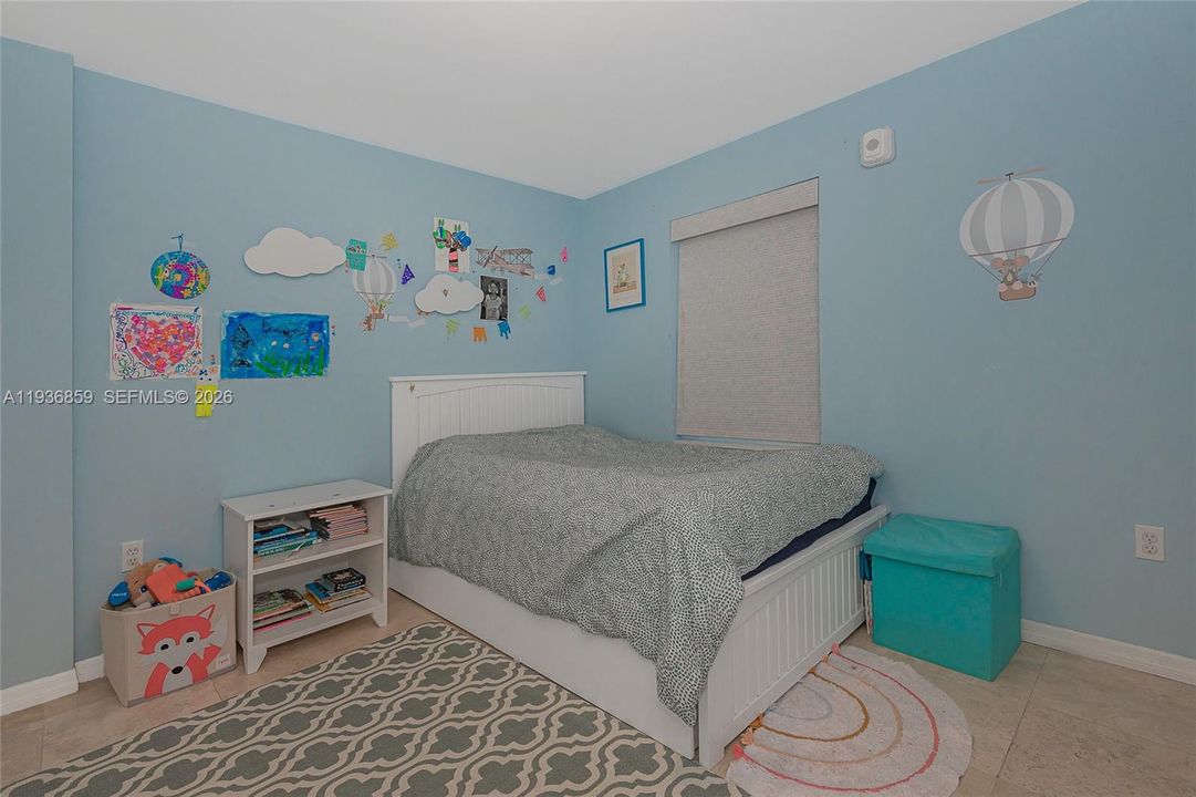 En Venta: $799,000 (3 camas, 3 baños, 1300 Pies cuadrados)