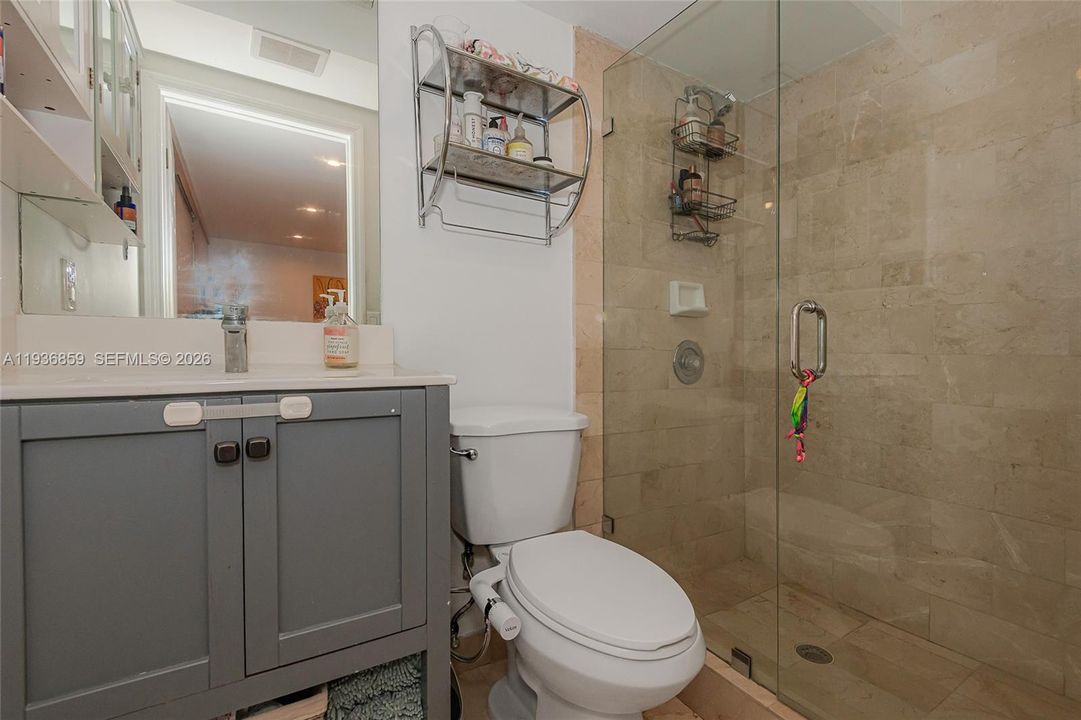 En Venta: $799,000 (3 camas, 3 baños, 1300 Pies cuadrados)