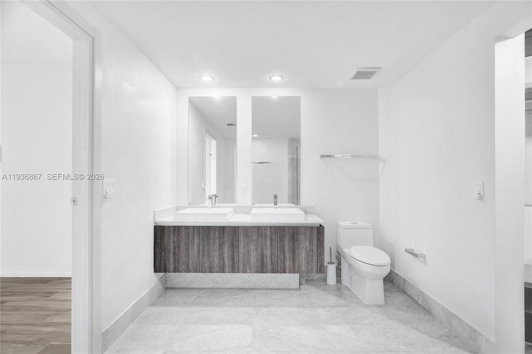 For Sale: $899,000 (2 beds, 2 baths, 1152 Square Feet)