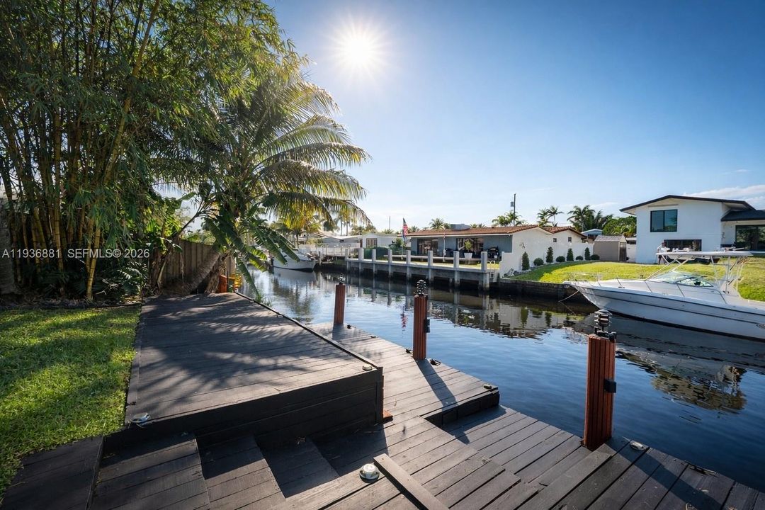 En Venta: $999,000 (3 camas, 3 baños, 1866 Pies cuadrados)