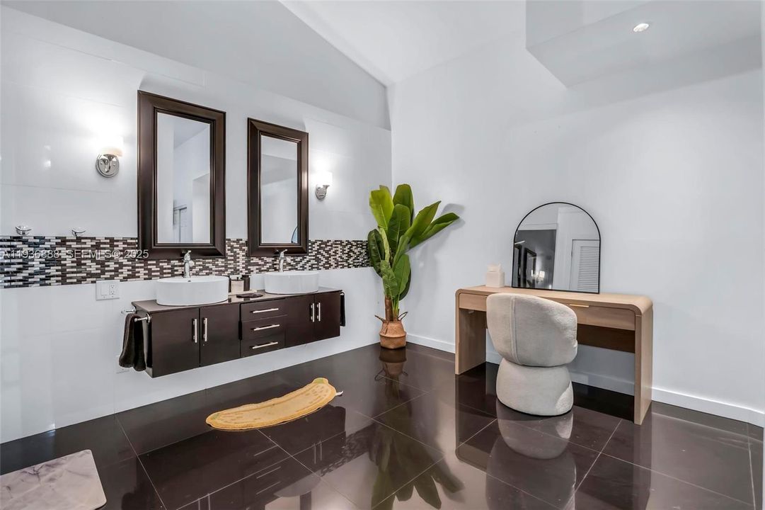 For Sale: $1,095,000 (4 beds, 3 baths, 2208 Square Feet)